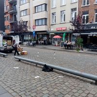 Outside (to the left of the tobacconist, 'tabak shop') IceLab at IceLab NiceCream Creations in Antwerpen