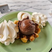 White chocolate and chocolate scoops at IceLab NiceCream Creations in Antwerpen