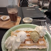 Verse chocomelk (puur) en een Brussels
e wafel. at IceLab NiceCream Creations in Antwerpen