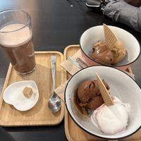 Hot chocolate milk, a bowl with amarena and chocolate ice cream and a bowl with chocolate and coffe ice cream   at IceLab NiceCream Creations in Antwerpen