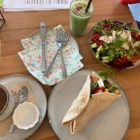 Wrap and bowl with lupine coffee and smoothie  at Manna - Taste & See in Starnberg