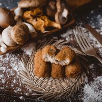 Setas Combinación de setas salteadas con un toque de ajo y perejil. at La Cuina de la Iaia in Argentona