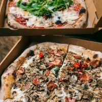 ‘Jane Birkin’ with a white cream base, artisan cashew mozzarella, mushroom, truffle oil and truffle salt + extra “bacon” at Dr Drooly in Munich