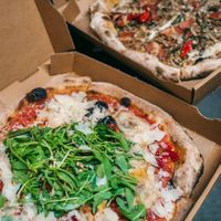 'Alla Nonna’ with tomato sauce, artisan cashew mozzarella, “parmesan”, sundried tomatoes, chilli, chopped arugula and roasted pine nuts at Dr Drooly in Munich