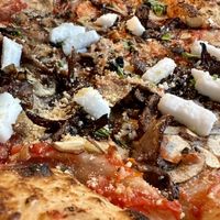 pizza w/ mushrooms  at Dr Drooly in Munich