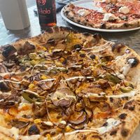 Im Vordergrund „hot birdie“ und im Hintergrund „Puglia"  at Dr Drooly in Munich