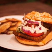 Pão vegano, falafel, maionese aioli vegana, alface, tomate e cebola.  at Pitaco in Recife