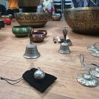 singing bowls at WanoWa Cafe in Osaka