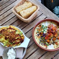 Cajun Fries & Hummus-Teller at Green Bee in Rinteln