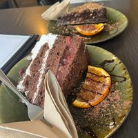 Schwarzwälder Kirschtorte und Nussecke (vegan)   at Green Bee in Rinteln
