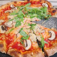 Pizza funghi in der veganen Variante. at Green Bee in Rinteln