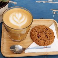 Vegan coffee and cookie at Tigershark Coffee in The Hague