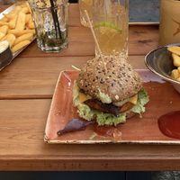 Schatzinsel mit Mehrkornbrötchen. Hinten 1Pfund Fritten at Peter Pane in Dusseldorf