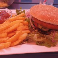 Vegan burger with fries at Strandbuffet am Erlaufsee in Mariazell