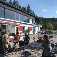 outdoor seating at Strandbuffet am Erlaufsee in Mariazell
