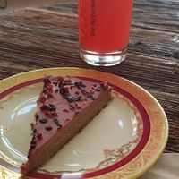 Himbeer kombucha and raw berry cake at Trivitys in Berlin