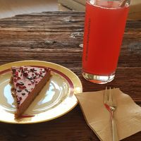 Himbeer kombucha and raw cake at Trivitys in Berlin