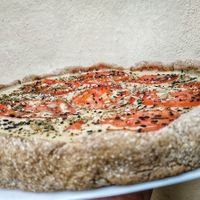 Pizza napolitana con borde relleno (masa integral) at Lo de Giorgio in Rosario
