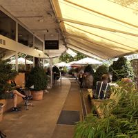 Outdoor seating at Mani's Coffee & Bagels in Thun