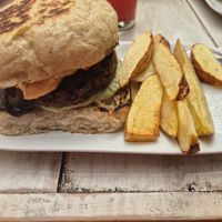 Hamburguesa con acompañamiento de papas fritas (naturales) at CactusBerry in Santiago