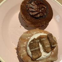 Tiramisu (oben) und FrenchToast (unten) at Brammibal's Donuts - Friedrichshain in Berlin