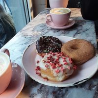 White Chocolate Strawberry = bester Basic-Donut 🙏🏼 at Brammibal's Donuts - Friedrichshain in Berlin