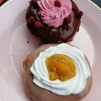 Pfirsich-Sahne und Himbeer-Schoko at Brammibal's Donuts - Friedrichshain in Berlin
