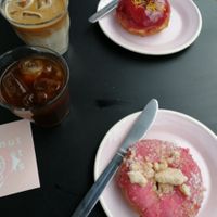 Iced Latte und Iced Filter Kaffee ☕  Donuts: Blackberry&Matcha / Currant Crumble at Brammibal's Donuts - Friedrichshain in Berlin