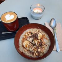 Havermout met banaan, pindakaas en noten met een flat white at Oats Day Long in Ghent