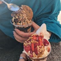 Mont royal et sundae du moment (Fraise the lord) at Iconoglace in Montreal