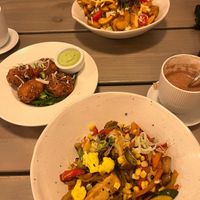 Frittierter Blumenkohl, Bowl und Loaded fries at Kozy Eats  in Riga