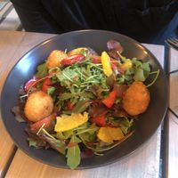 Salātiņi ar fritētām tofu bumbām at Kozy Eats  in Riga