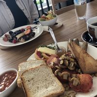 Veganer Engländer, vegane Blaubeer-Pancakes im Hintergrund ! at A Slice of Britain in Potsdam