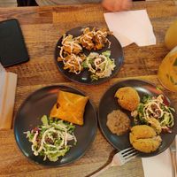 3 entrées dont arancini et feuilleté at Maison Sukoon in Paris