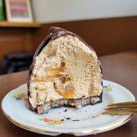 Flødeboller insgesamt standen 4 Sorten zur Auswahl . Hab mich für Mokka mit flüssigen Karamellkern entschieden;p at Cafe Harepus in Aarhus