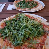Pizza zwei mit Rucolaberg und Parmesan at Mama Earth in Salzburg