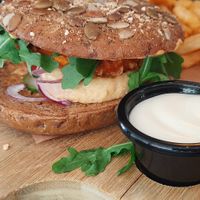 Veganer Chicken Burger mit Pommes und veganer Mayo at Cafe Del Sol in Siegen