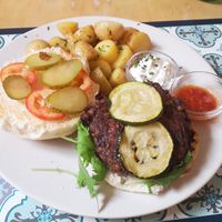 Hamburguesa vegana con patató y salsas veganas at Zer0 in Manacor