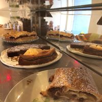 Cakes (Cherry Streusel and Apple Strudel vegan) at Klein Paulsen in Giessen