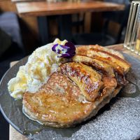 Vegan pancakes with camelized bananas  at Lilith Coffee in Rotterdam