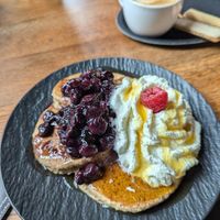 Pancakes with warm blueberries at Lilith Coffee in Rotterdam