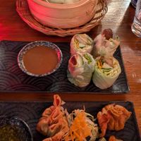 Vorspeisen von oben nach unten: Gedämpftes Brötchen (süßlich), Sommerrollen mit Ente und knusprig mit Tofu gefüllte Bällchen at Ong Tao Vegan in Frankfurt