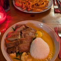 Knuspriges Hähnchen mit Süßkartoffelpommes und vietnamesische Ente (scharf) at Ong Tao Vegan in Frankfurt