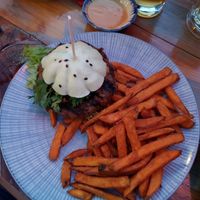 Burger mit Veggie Patty und Süßkartoffel Pommes at Ong Tao Vegan in Frankfurt