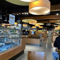 Je kunt er binnen lunchen maar ook buiten in het zonnetje  at Bioladen Schömmel in Cottbus