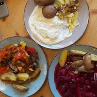 Rote-Bete-Ragout mit Kartoffelspalten vegan, Ratatouille mit Kartoffelspalten vegan, Quark mit Kartoffeln und Leinöl veget. at Bioladen Schömmel in Cottbus