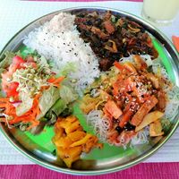 Pad thai and Brazilian beans combo plate at Sabor Superior in Alges