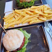 Chee is Vegan und Vegan BBQ Burger mit Pfund Pommes at Peter Pane in Bielefeld