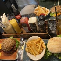 Der Held (rechts), Vegan BBQ (links oben) und Räubertochter (links unten)  at Peter Pane in Bielefeld