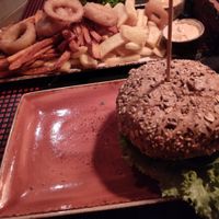 Der Held (leider etwas schattig präsentiert) und eine riesige Portion verschiedener Pommes für Zwei. at Peter Pane in Bielefeld